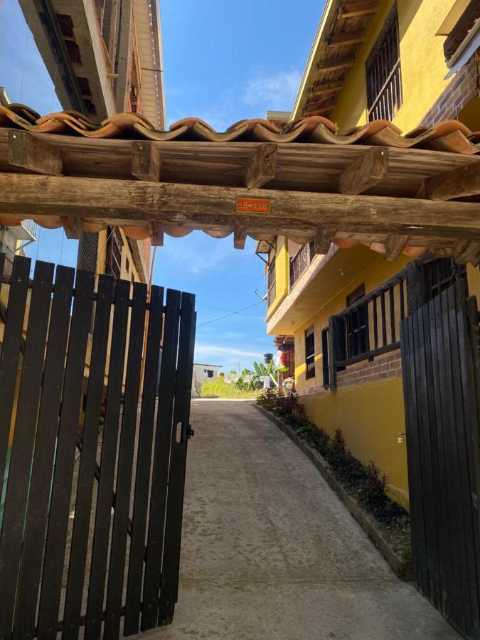 Гостевой дом Oak Tree House Гуатапе Экстерьер фото