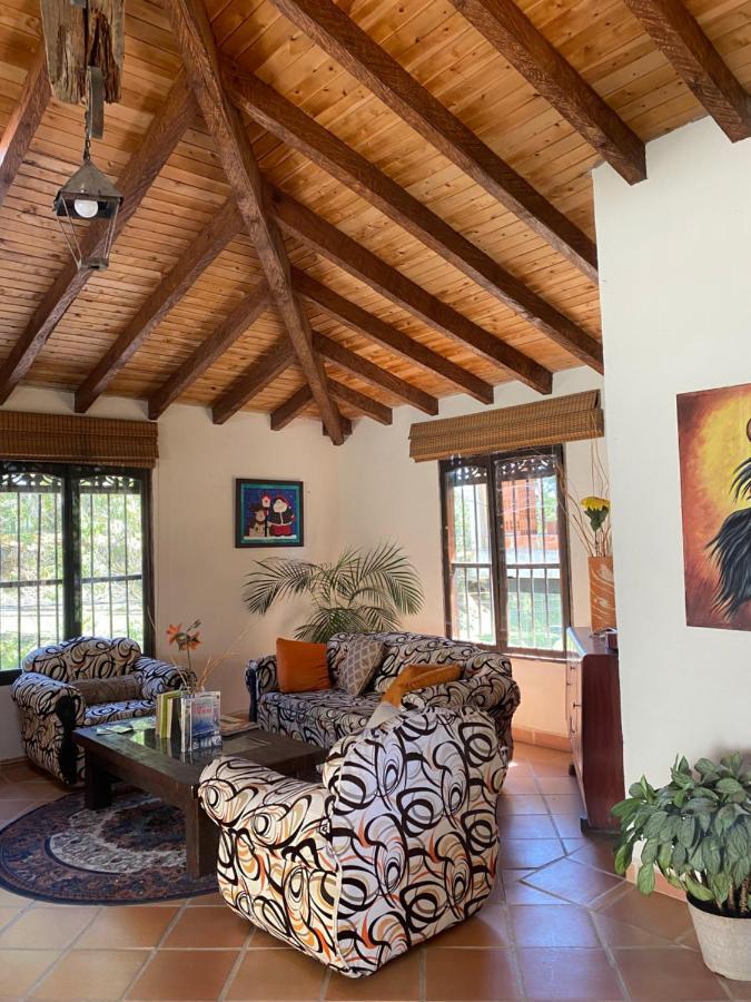Гостевой дом Oak Tree House Гуатапе Экстерьер фото