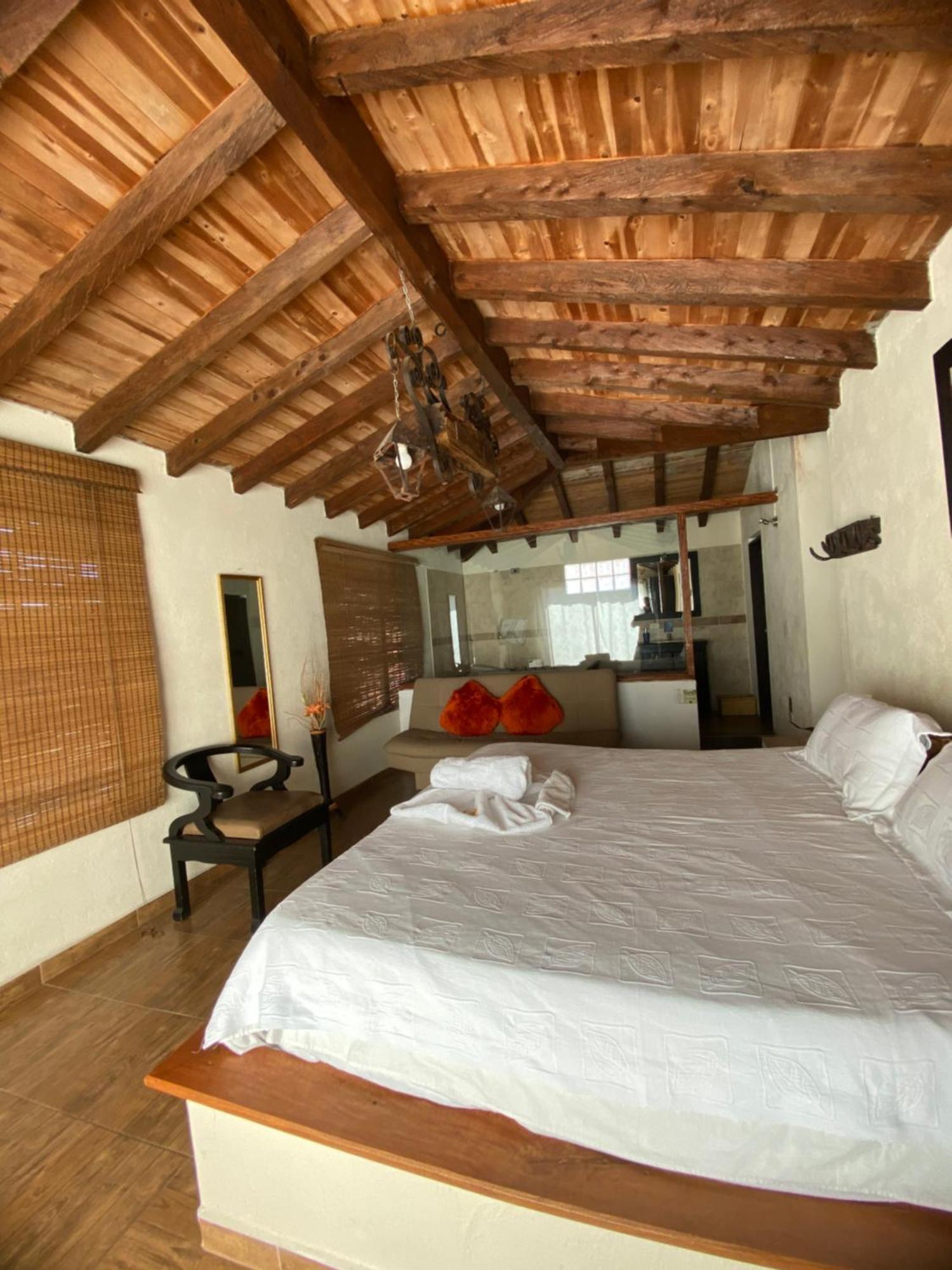 Гостевой дом Oak Tree House Гуатапе Экстерьер фото