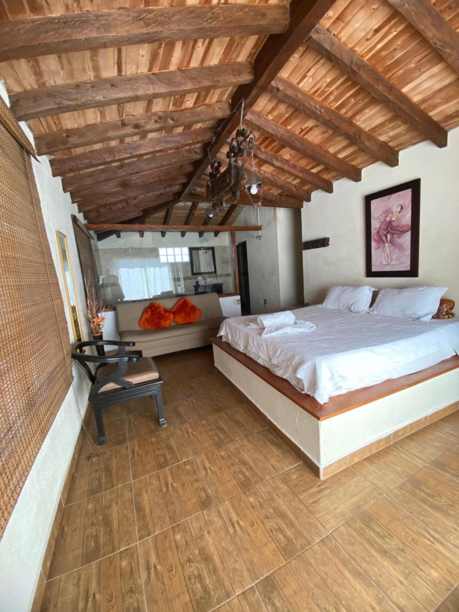 Гостевой дом Oak Tree House Гуатапе Экстерьер фото