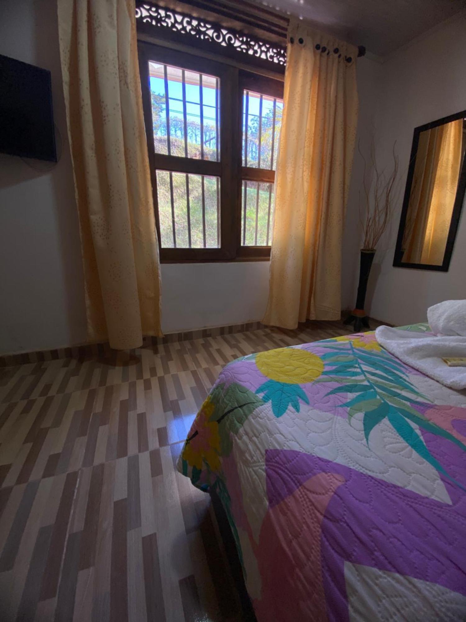 Гостевой дом Oak Tree House Гуатапе Экстерьер фото