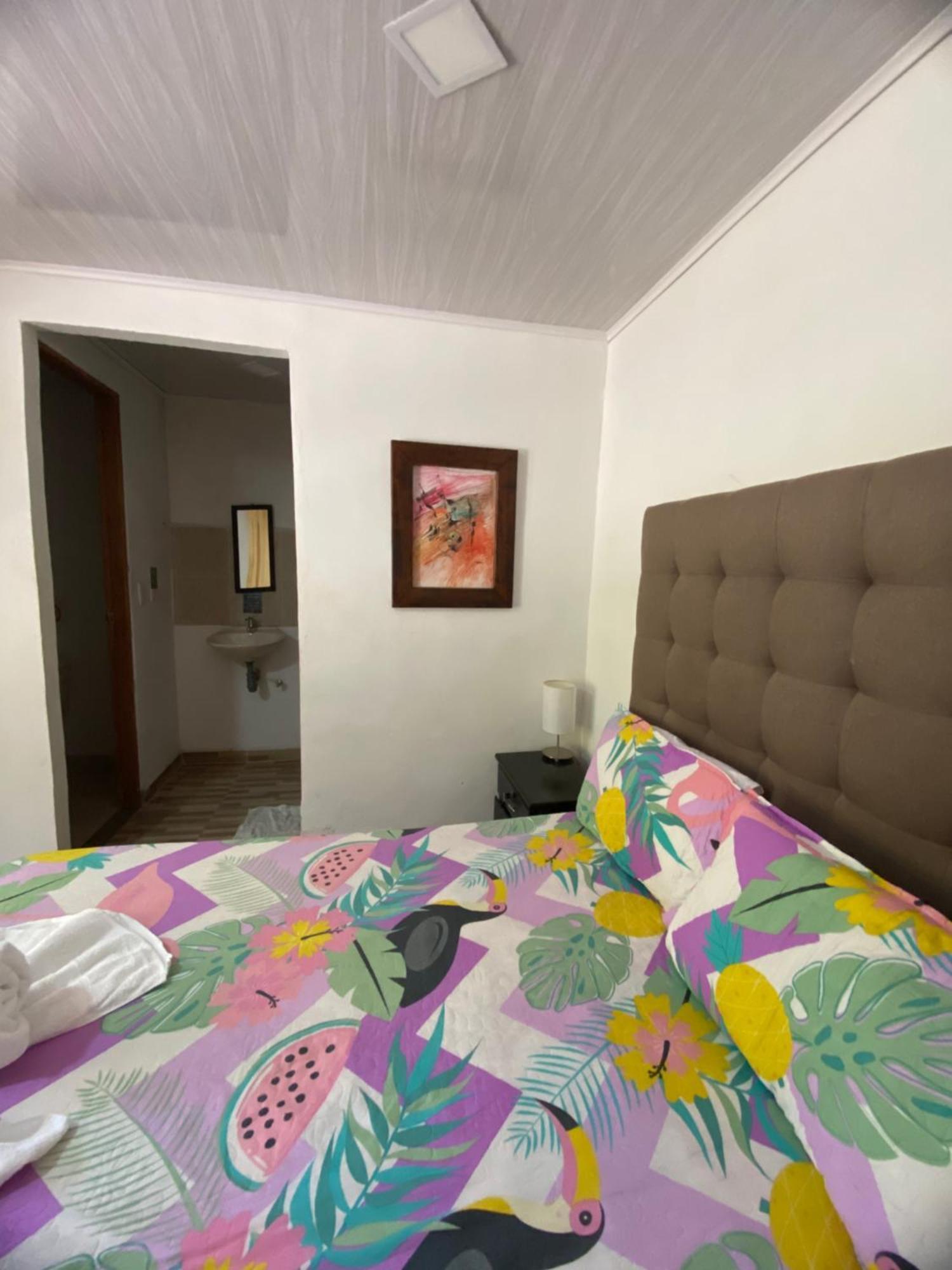 Гостевой дом Oak Tree House Гуатапе Экстерьер фото