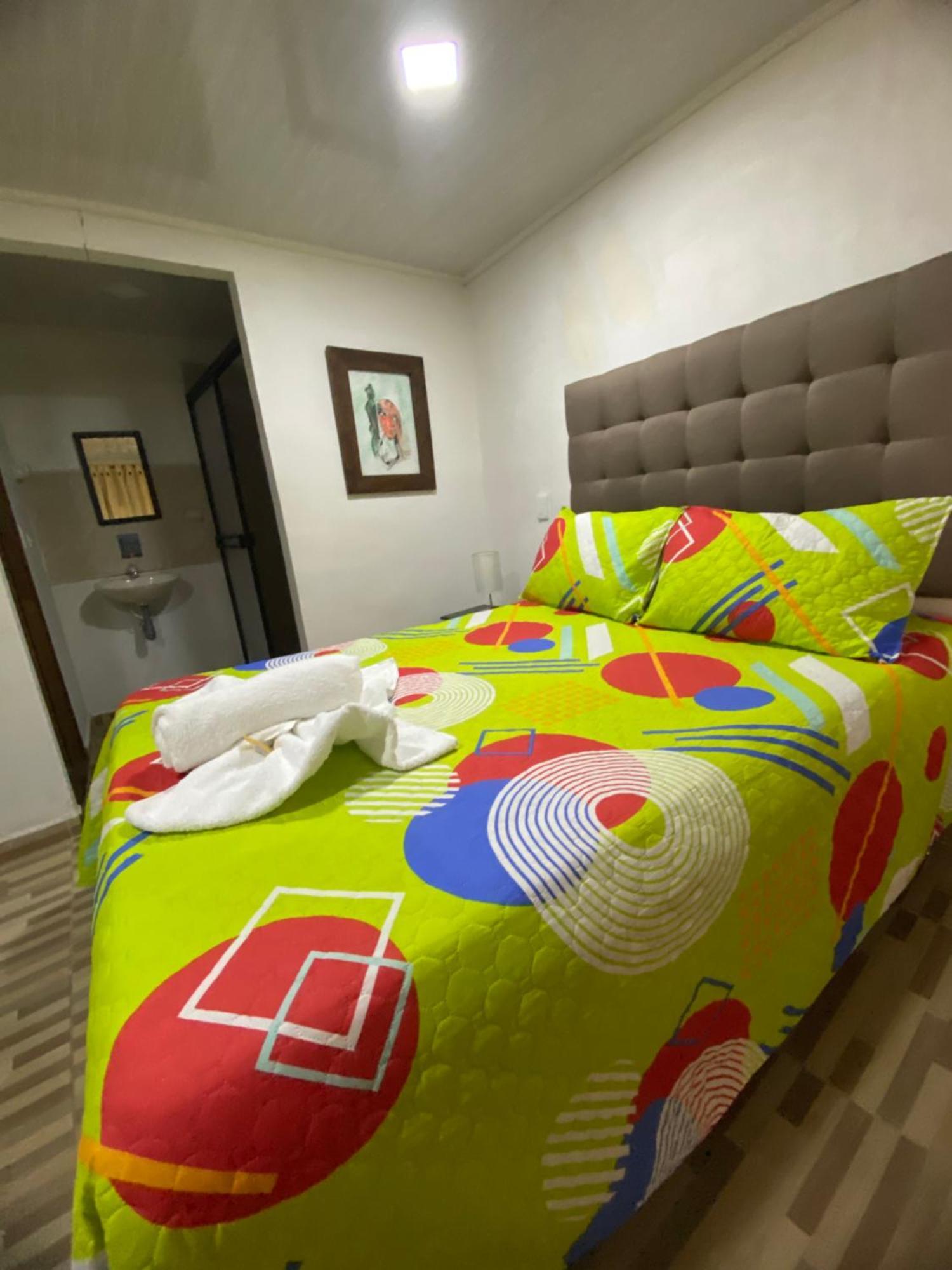 Гостевой дом Oak Tree House Гуатапе Экстерьер фото