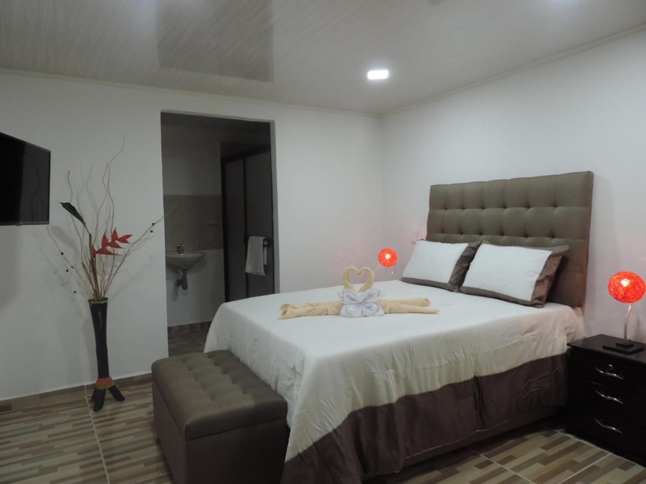 Гостевой дом Oak Tree House Гуатапе Экстерьер фото